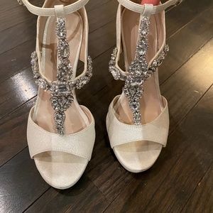 Le chateau white/silver crystal heels